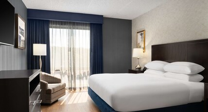 DoubleTree by Hilton Hartford - Bradley Airport Room Type - 1KING 2 ROOM SUITE NONSMOK