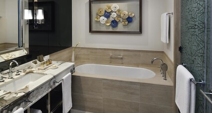 MOVENPICK GRAND PLAZA DUBAI Room Type - Superior Room with 1 kingsize bed