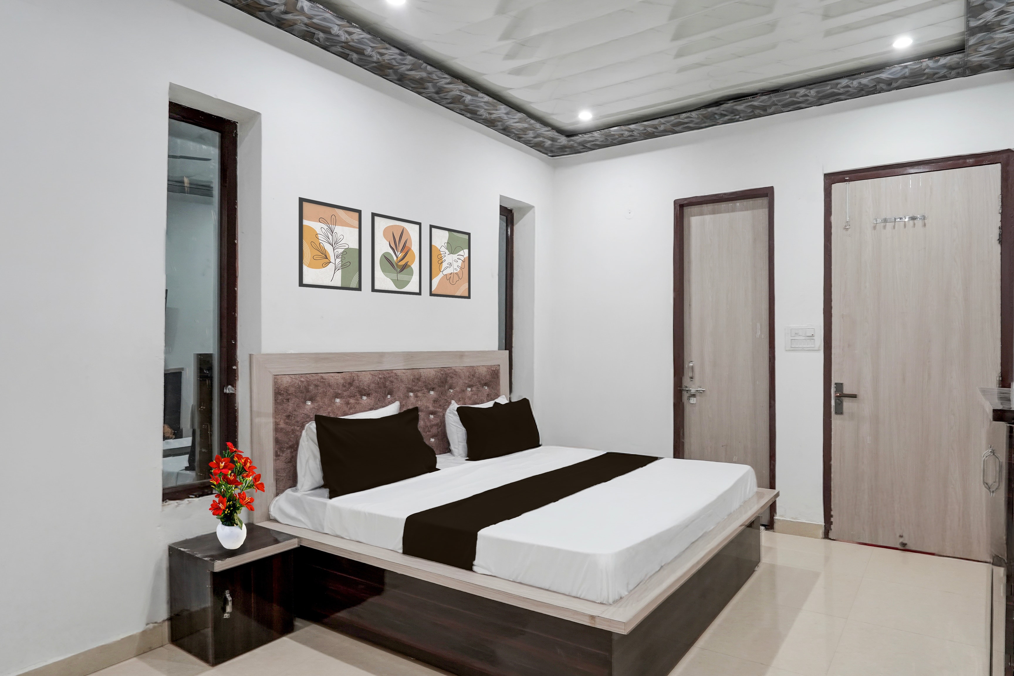 Super Townhouse Oak Char Dham Vrindavan - Tap to explore photos