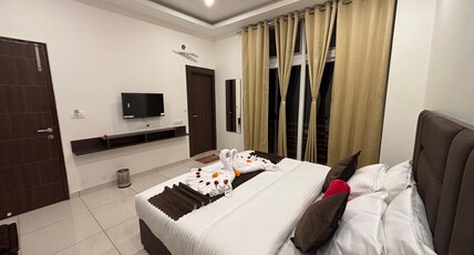 Hotel Rewalsar Heights Room Type - Luxury Room