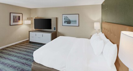 Hilton Harrisburg Room Type - 1 KING DELUXE RM W SOFABED