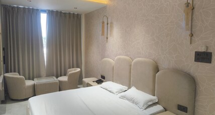 Crystal Cox Room Type - Bedroom