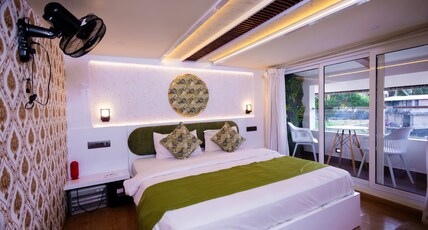 India Vacationz Houseboat Room Type - Royal Suite in Houseboat with private Balcony ( Sharing Houseboat AC Timings From 9 AM to 6 AM)