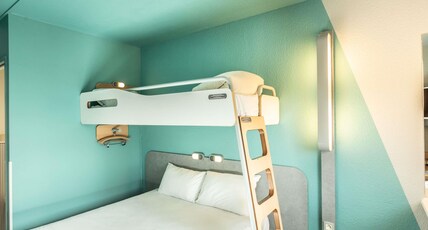 ibis budget Bourges Room Type - TRIPLE - Room with a large bed and a bunk bed