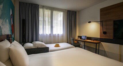 Novotel Antibes Sophia Antipolis Room Type - Classic Room with 1 double bed and 1 single bed Novotel Antibes Sophia Antipolis Room Type - Classic Room with 1 double bed and 1 single bed