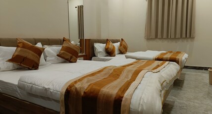 Shree ShyamRaj Hotel Room Type - Deluxe Quadruple Room