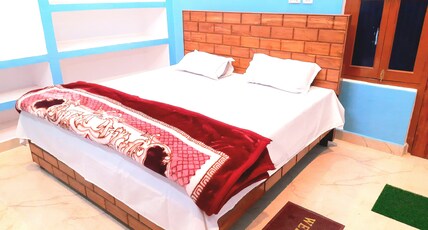 Om Palace Home Stay Room Type - A.C. Bedroom 201