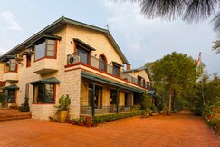 V are Family Mistair | 5BHK Pet-friendly Villa with pool-table & BBQ