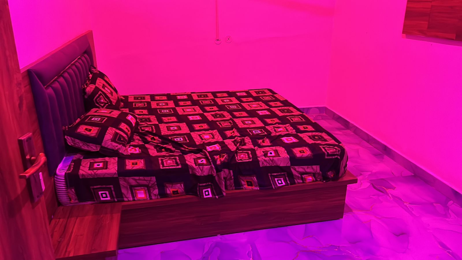 Hotel Paradise inn Orcha - Tap to explore photos