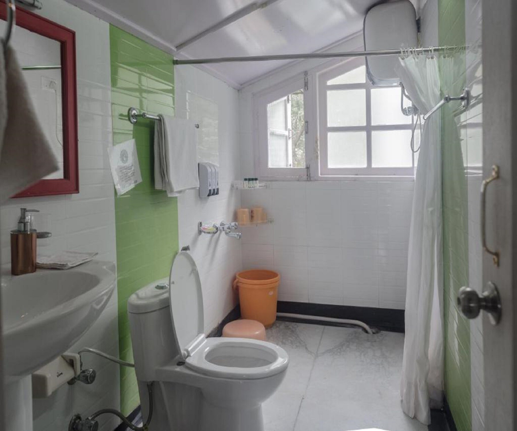 La-ShimLa- 2 BHK Cottage - cook, drive in, views - Tap to explore photos