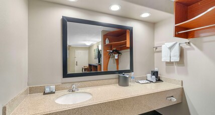 Best Western Oxnard Inn Room Type - 2 Queen Beds, Non-Smoking, High Speed Internet Access, Microwave And Refrigerator, Coffee Maker, Con Best Western Oxnard Inn Room Type - 2 Queen Beds, Non-Smoking, High Speed Internet Access, Microwave And Refrigerator, Coffee Maker, Con