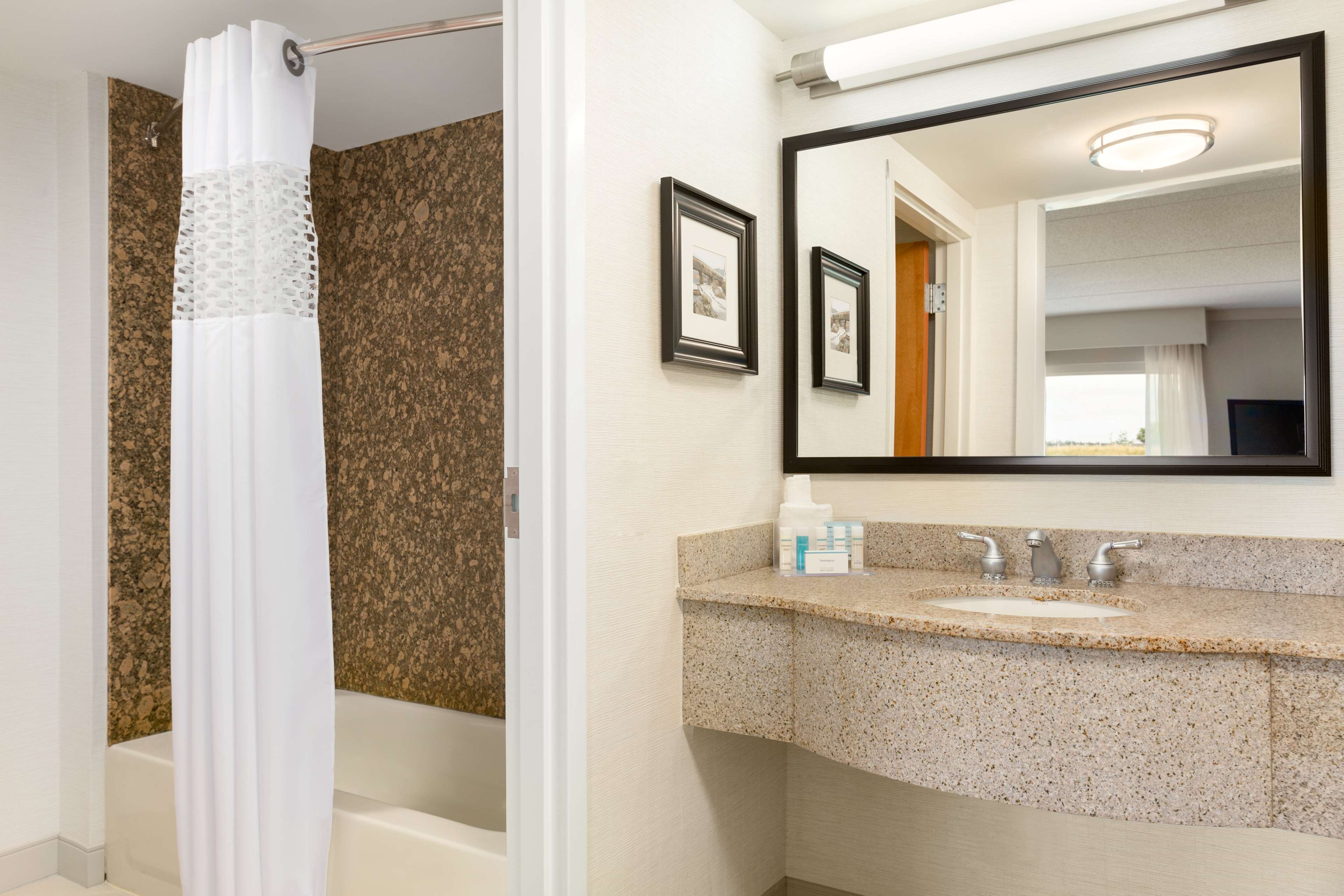 Hampton Inn & Suites Manchester Bedford - Tap to explore photos
