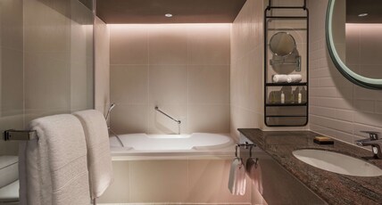 DoubleTree by Hilton Bangkok Ploenchit Room Type - KING PREMIUM ROOM