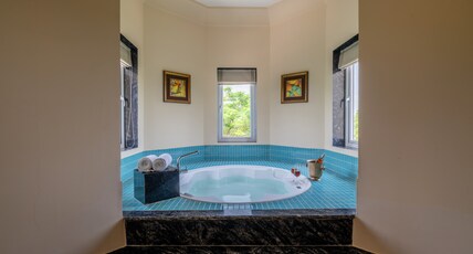 Umaid Palace - A Lakeside Resort - 25 minutes to Mehandipur Balaji & Chand Baori Abhaneri Room Type - Deluxe Double with Bathtub
