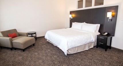 Holiday Inn & Suites RED DEER SOUTH Room Type - 1 Bedroom Suite Jetted Tub