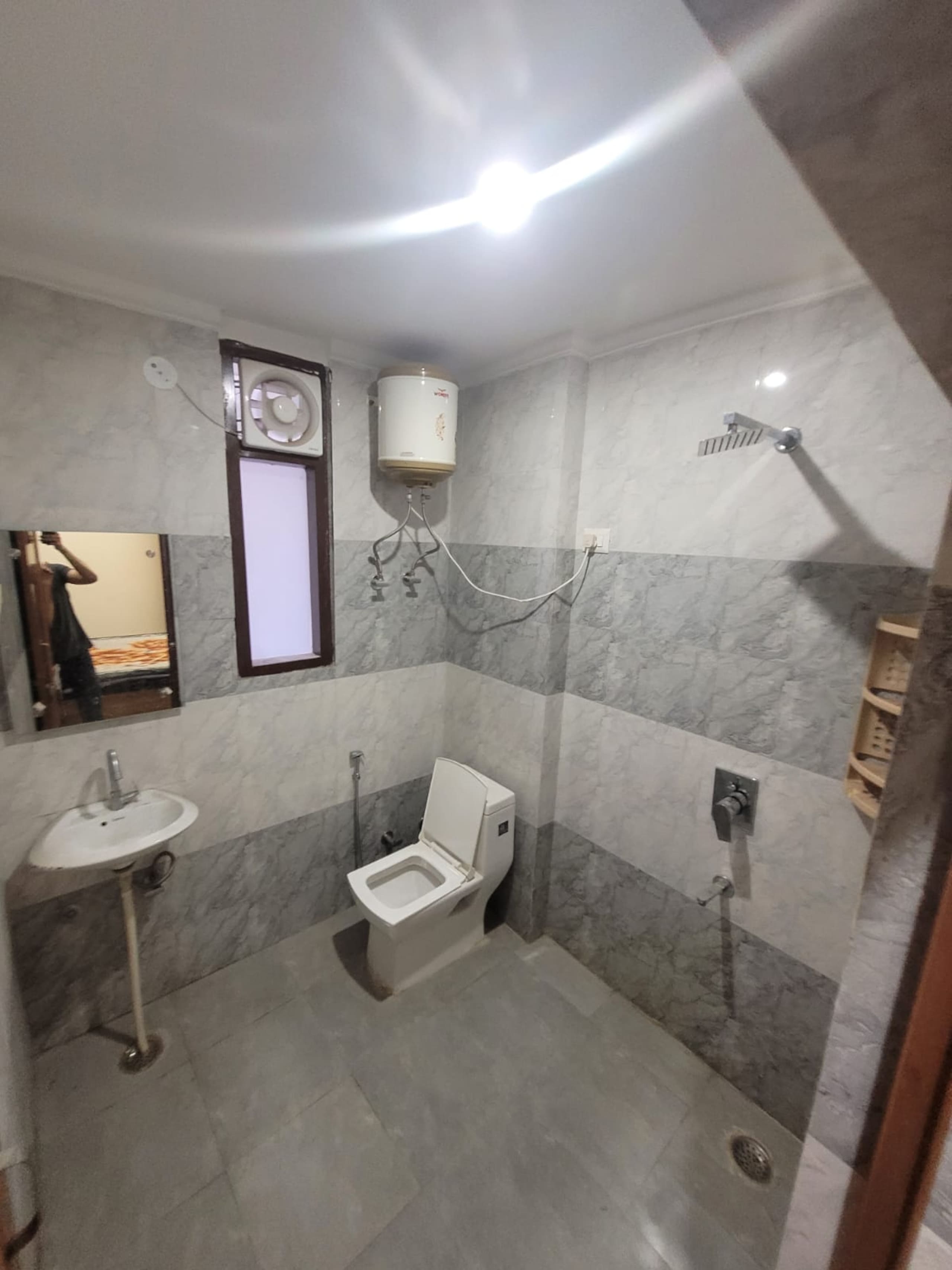 Affordable 1RK Stay in DLF Phase 3 - Tap to explore photos