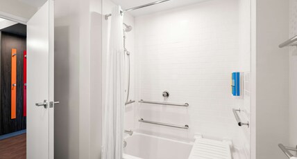 Tru By Hilton Spokane Valley, WA Room Type - 1 KING MOB ACCESS W  TUB