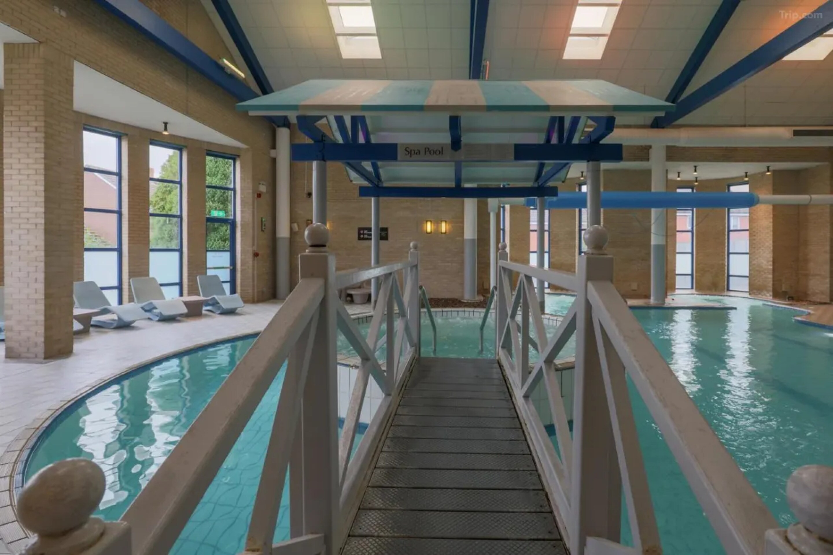 Gloucester Robinswood Hotel By Sunday - Tap to explore photos