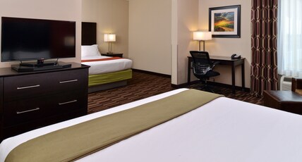 Holiday Inn Express Hotel & Suites Alva Room Type - 1 King 1 Queen Suite