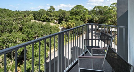 DoubleTree by Hilton Hilton Head Island Room Type - 1 KG STUDIO FIREPLACE STE