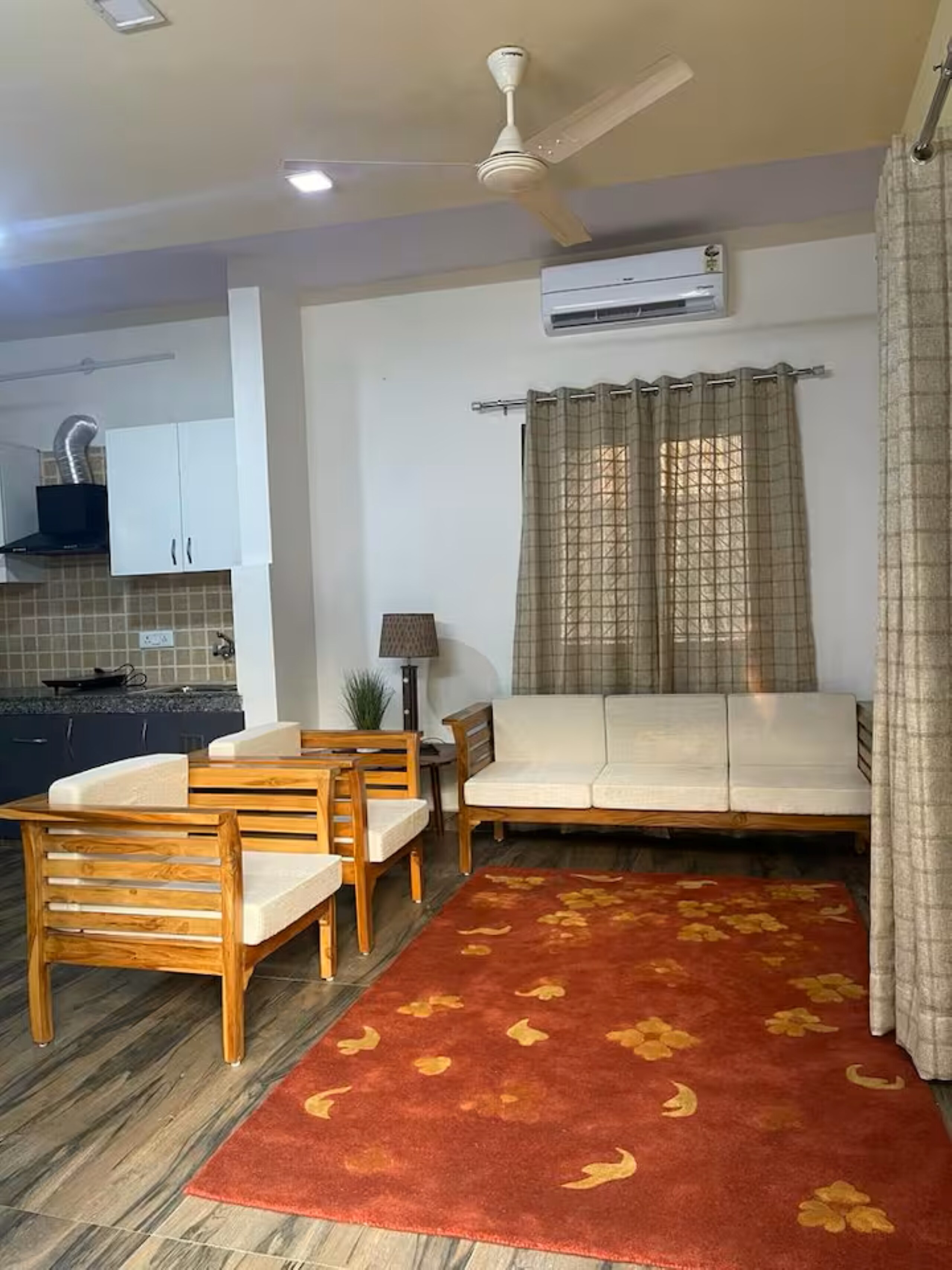 Cozy 1BHK with Lawn in Sec39 near Golf Course Metro Station - Tap to explore photos