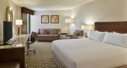 DoubleTree by Hilton Houston Intercontinental Airport Room Type - 1 KING - EXT SITTING AREA