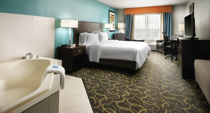 Holiday Inn Express & Suites DFW-GRAPEVINE Room Type - 1 King Suite Mobil Accessible Tub