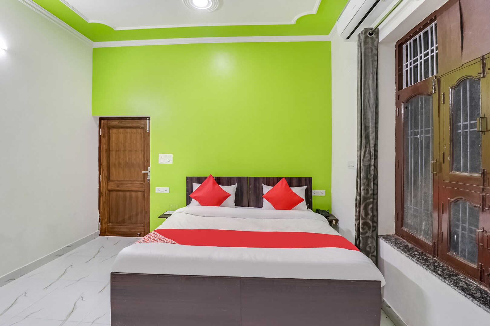 Hotel Green - Tap to explore photos