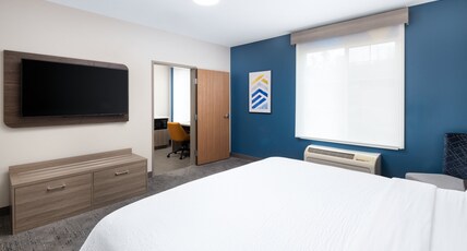 Holiday Inn Express Hotel & Suites NORTH SEQUIM, an IHG Hotel Room Type - 1 King Suite Communication Mobility Accessible Tub