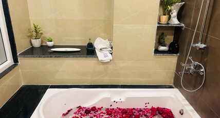 Hotel Bond Well (500m from Railway station) Room Type - Suite Room with Bathtub