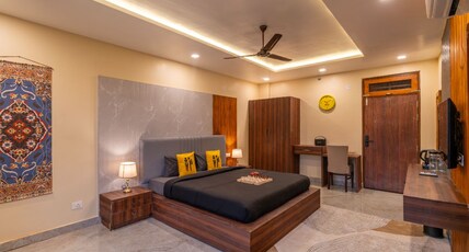 The Hosteller Bam Bir Room Type - Deluxe Double Room with Balcony and Hill View