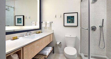 Hotel MDR Marina del Rey - a DoubleTree by Hilton Room Type - 1 KING POOL VIEW