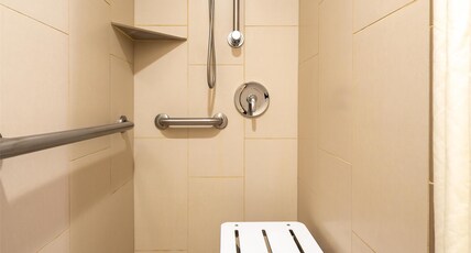DoubleTree by Hilton Hotel Houston Hobby Airport Room Type - 1KG MOB HEAR ACC RI-SHW NS