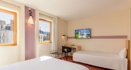 ibis Styles Le Puy-en-Velay Room Type - Standard Family Suite with a double bed and twin beds