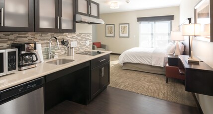 Staybridge Suites Saskatoon - University, an IHG hotel Room Type - 1 Queen Studio Suite Mobility Accessible Tub