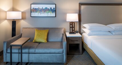 DoubleTree by Hilton Madison East Room Type - 1 KING W SOFA BED HEAR ACC