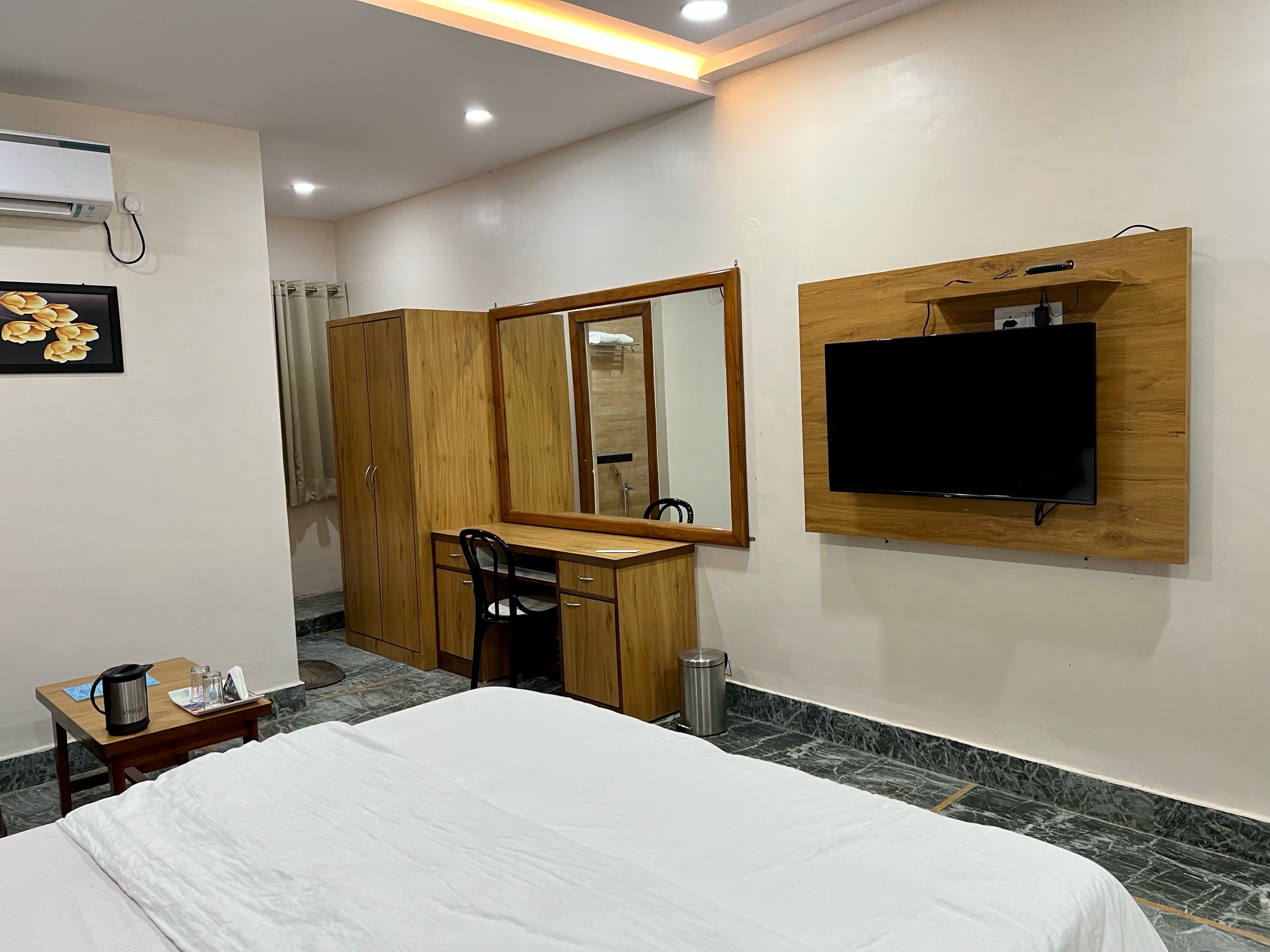 Hotel Paradise - Tap to explore photos