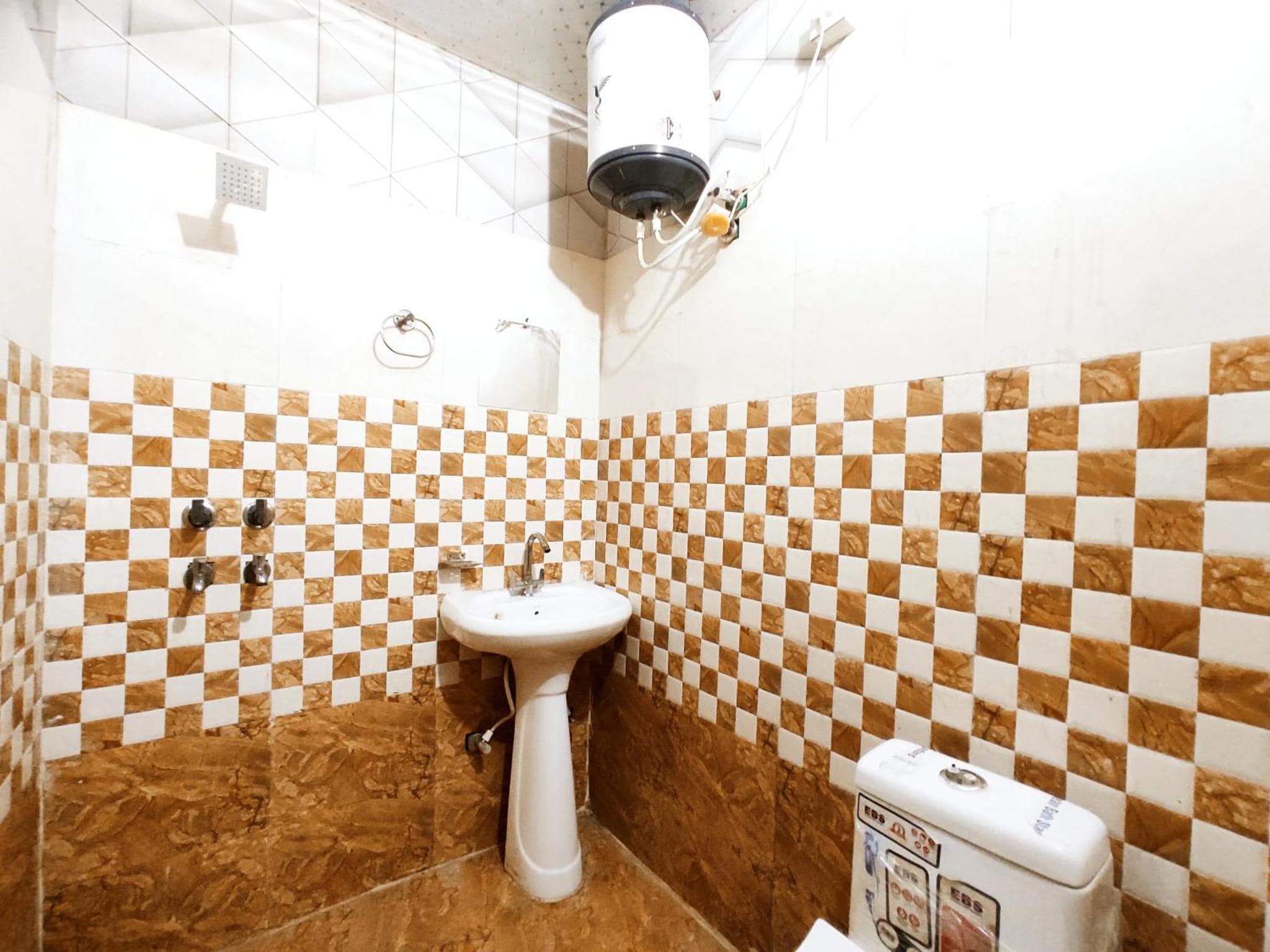 REGAL HOMESTAYS - Budget & Smart Rooms - Tap to explore photos