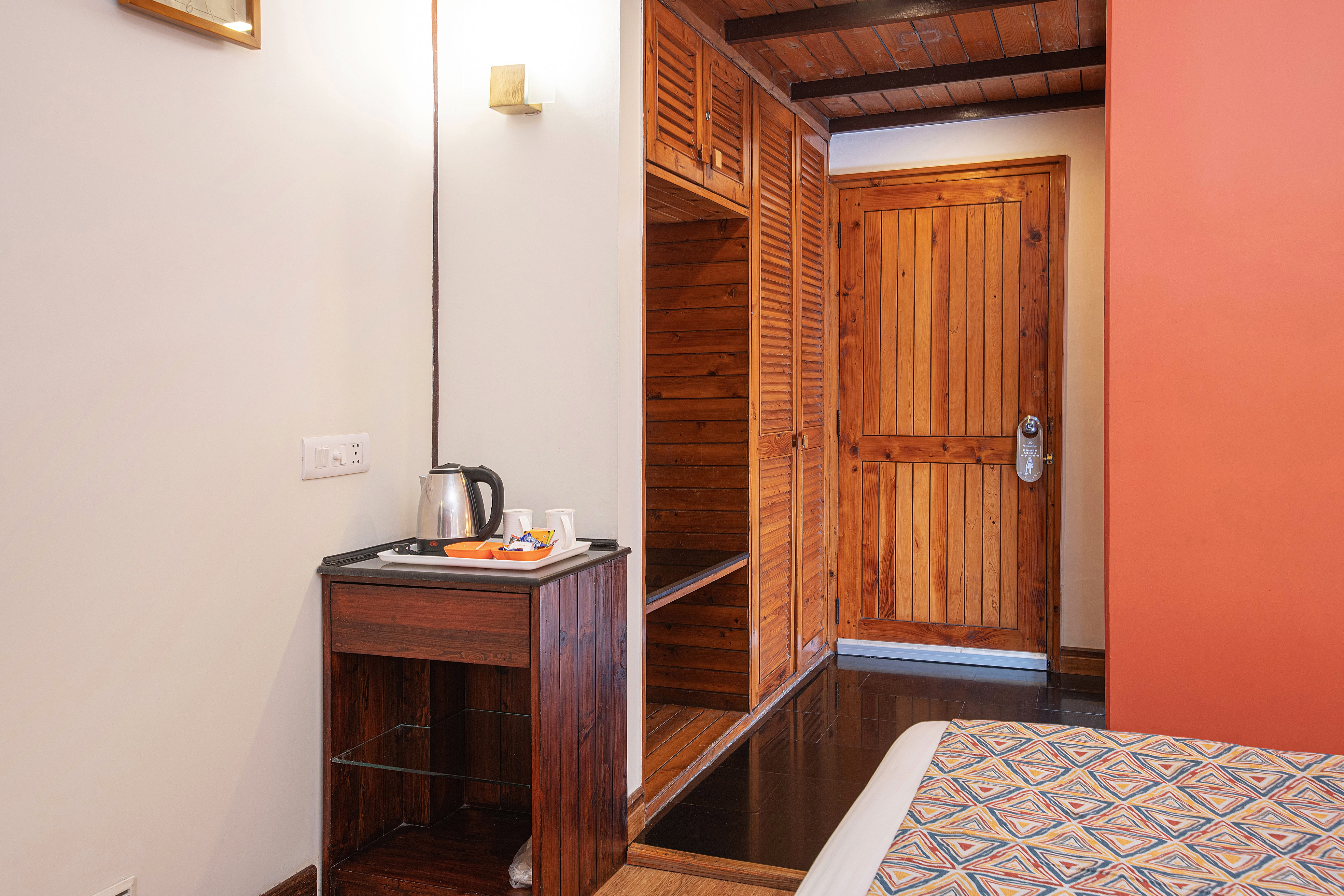 Honeymoon Inn - Mall Road Shimla - Tap to explore photos
