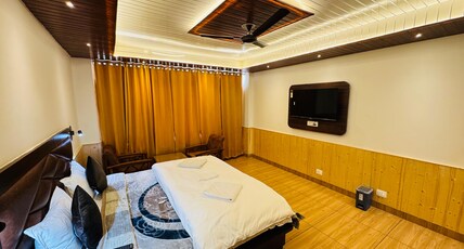 THE Midnight Garden Room Type - Alcove Hotel Room 202