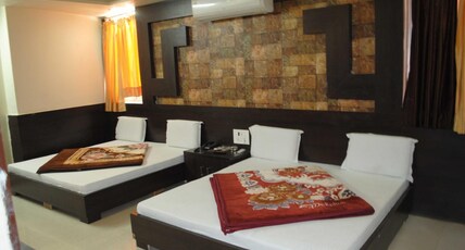 Hotel Moon Star Room Type - Deluxe Four Bed Ac Room