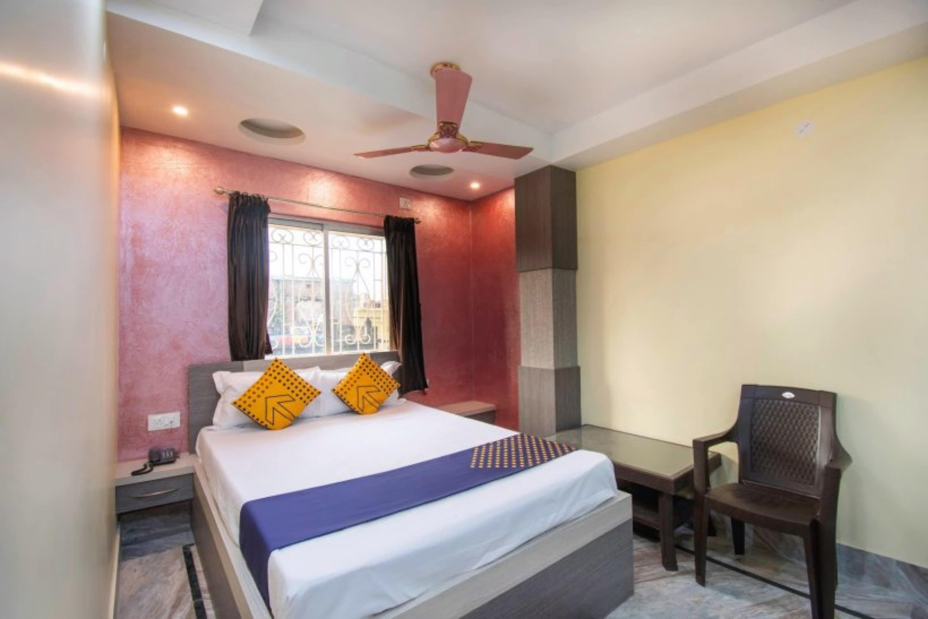 STAYMAKER Rajeswari Inn - Tap to explore photos