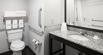 Hampton Inn by Hilton Lewiston-Auburn Room Type - 2 QNS ACCESSIBLE W TUB NS