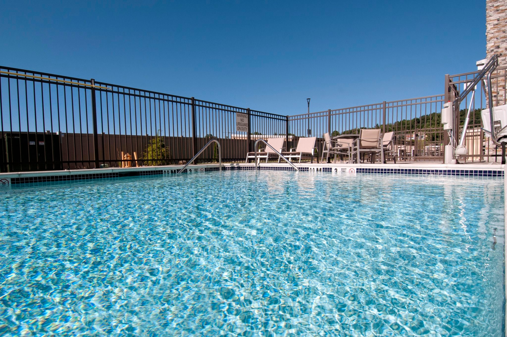 Holiday Inn Express & Suites JOHNSTOWN - Tap to explore photos