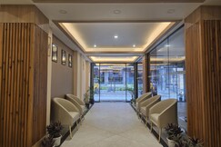 THE PINE CREST HOTEL & LOUNGE