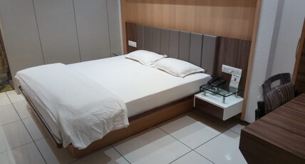 HOTEL VISHRAM & GUEST HOUSE Room Type - AC DELUXE ROOM