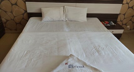 RR Grand Inn Room Type - Deluxe Double
