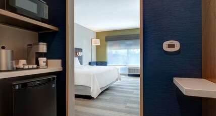 Holiday Inn Express & Suites GLENDALE DOWNTOWN Room Type - 1 King Bed Standard Communications Accessible