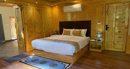 REGAL RETREAT INN Room Type - AC Royal Suite With Balcony