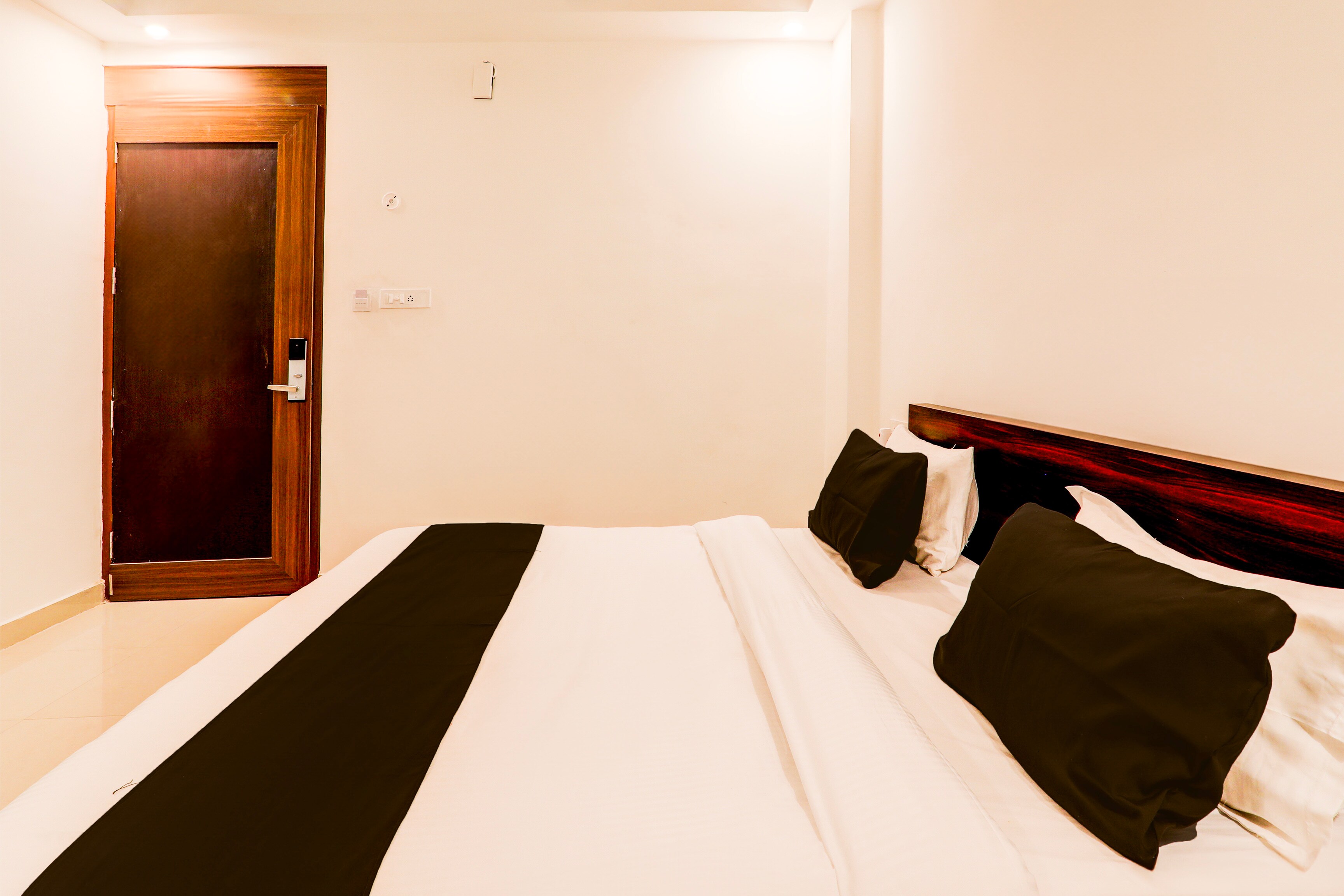 Hotel O The Suite - Tap to explore photos